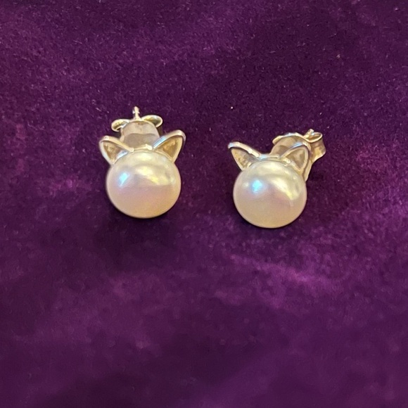 NWOB 🐱 CAT STUD EARRINGS!  Faux pearl w/ cat ears! - Picture 2 of 9